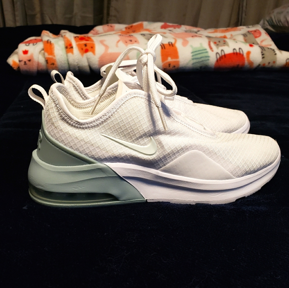 Nike Air Max Motion 2 - Only worn once